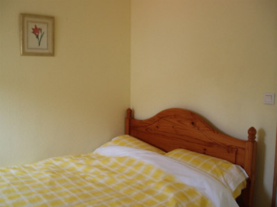 Hirondelle Cottage - main bedroom